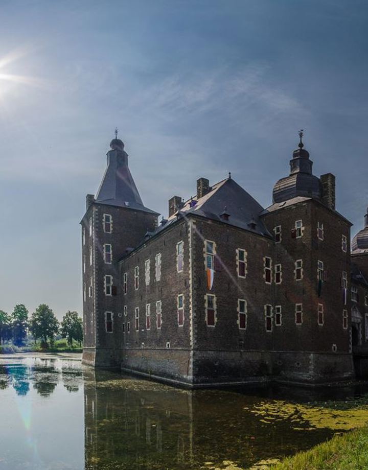 Zicht op Kasteel Hoensbroek en vijver