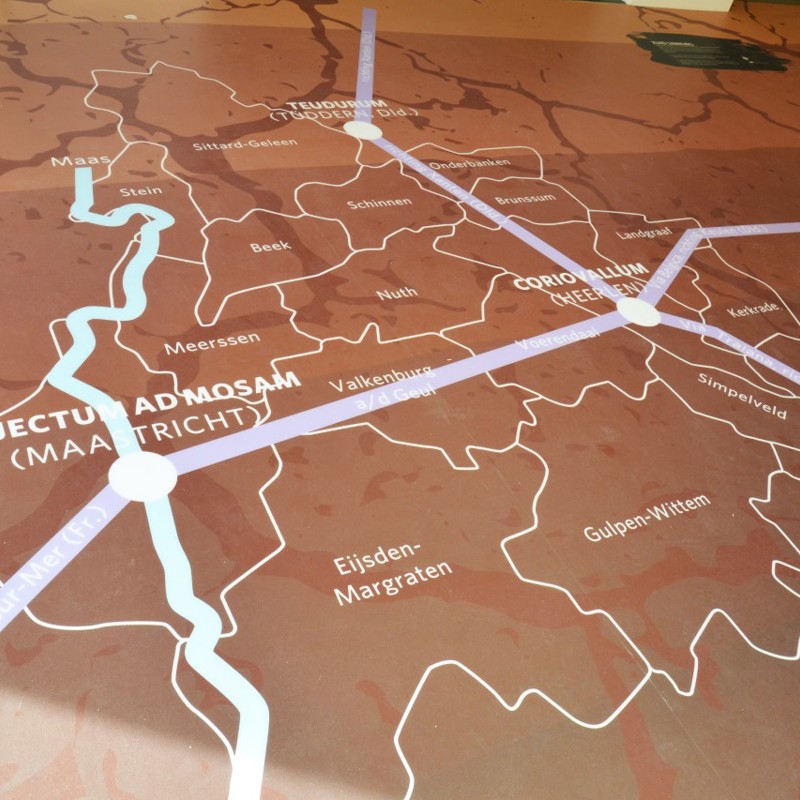 Romeinse plattegrond met de oude wegen en namen ingetekend bij de Vondst in Heerlen