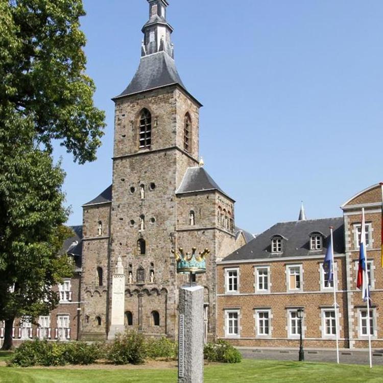 Het vooraanzicht en binnenhof bij Abdij Rolduc in Kerkrade