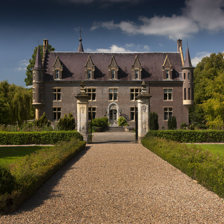 Het achteraanzicht van Kasteel Terworm op een zomerse dag 