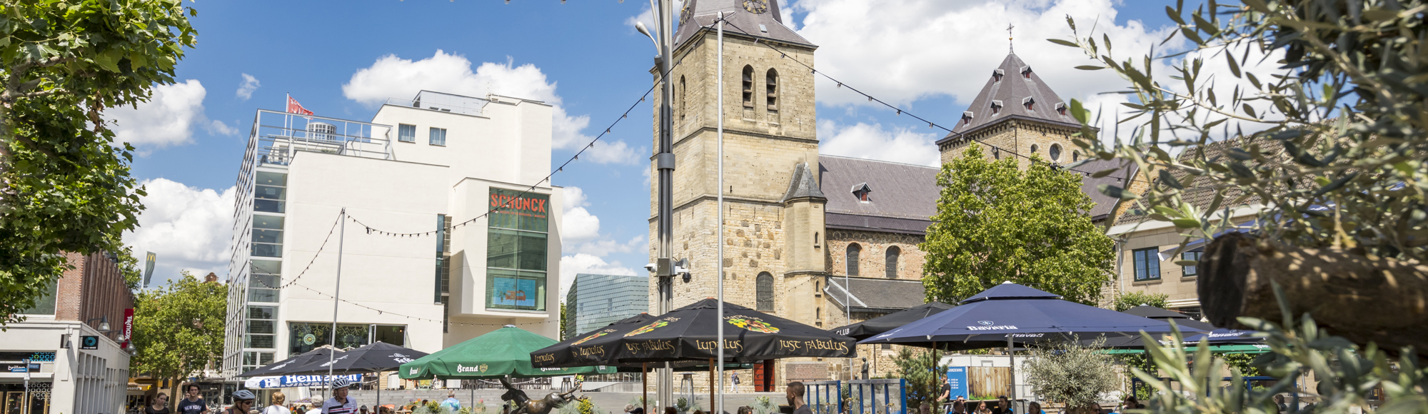 Terrassen op het Pancratiusplein in Heerlen tijdens de zomer