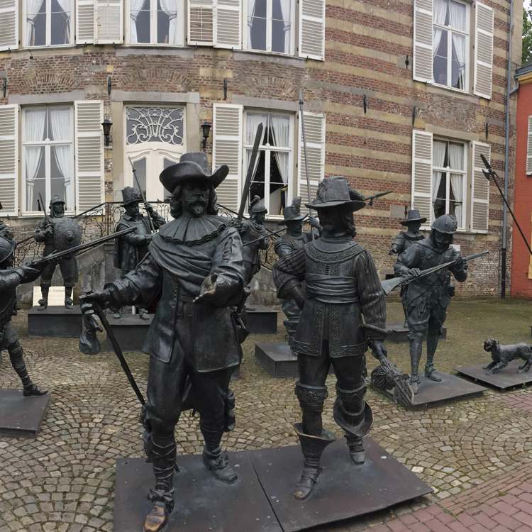 Beelden met Middeleeuwse personages staan voor Kasteel Strijthagen