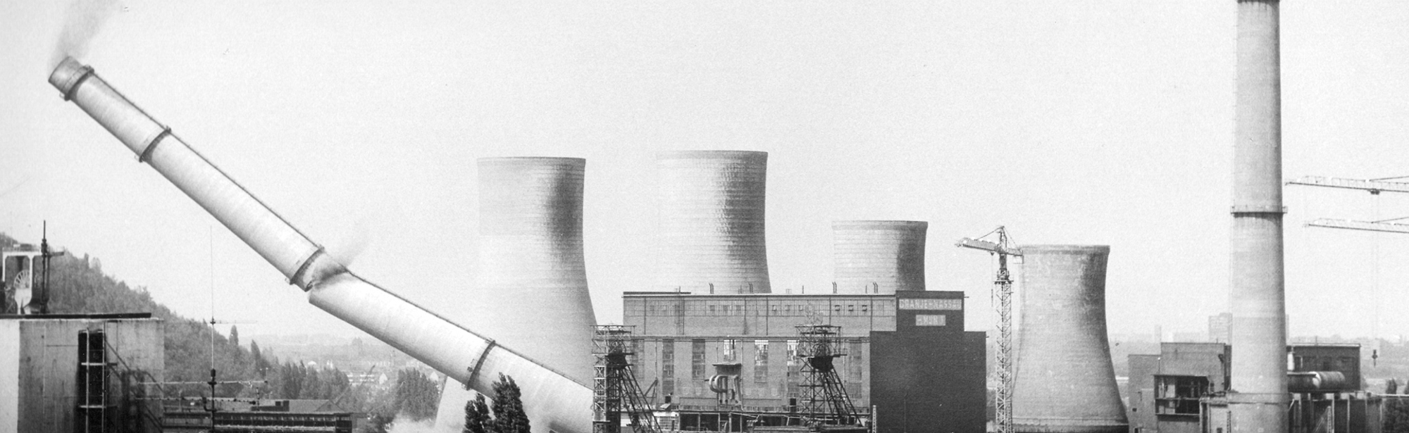 Zwart wit foto van de val van de schoorsteen De Lange Lies in Heerlen