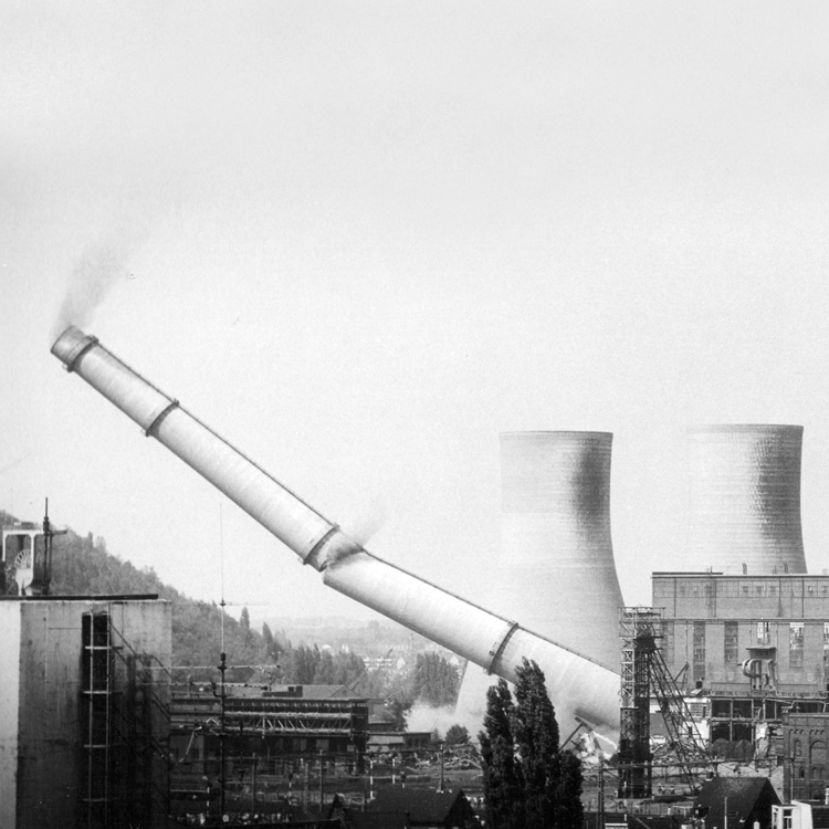 Zwart wit foto van de val van de schoorsteen De Lange Lies in Heerlen