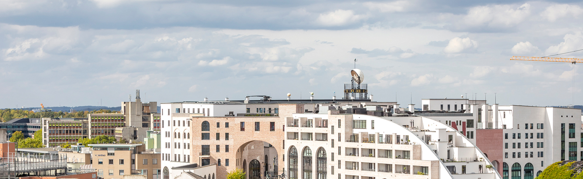 Het Maankwartier gezien van ver met uitzicht over de daken van Heerlen