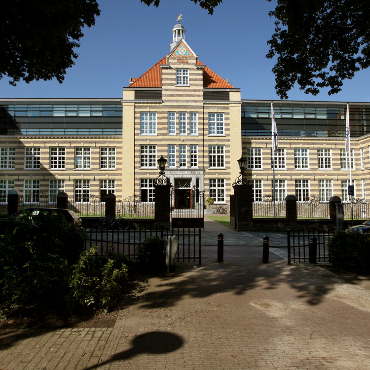 Aanzicht op voorkant voormalig Ambachtschool Heerlen