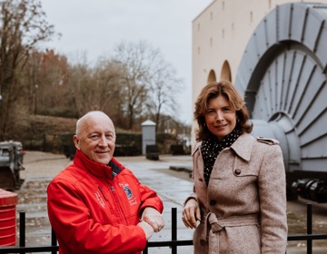 Jack Vinders en Marcia Luyten poseren voor Schacht Nulland