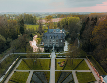 Drone shot van Kasteel Terworm en de kasteel tuin