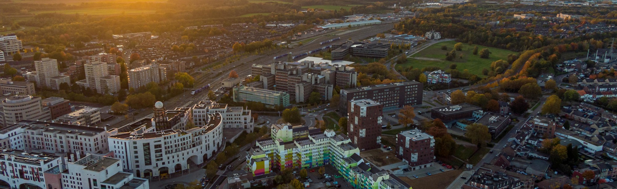 De stad Heerlen gezien van boven met groen in de buitengebieden