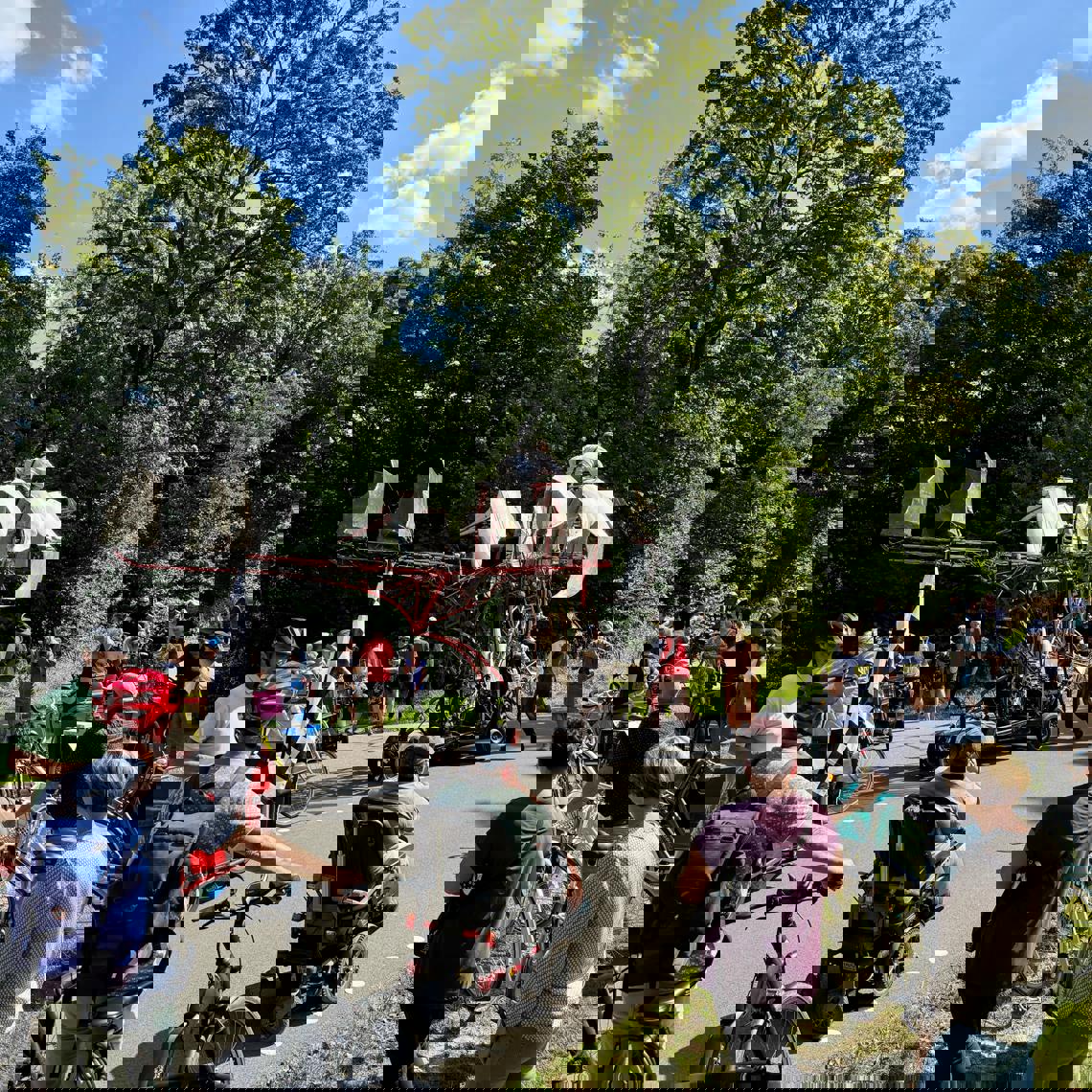 Wagen van theatergroep rijdt over de parkstadroute tijdens de feestelijke opening.