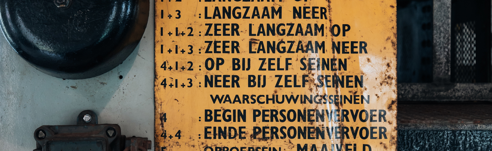 Geel waarschuwingsbordje dat vroeger gebruikt werd bij de lift in de mijn.
