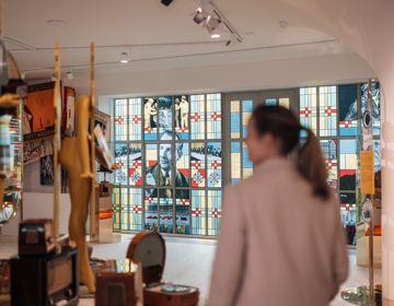 Dame wandelt door Nederlands MijnMuseum.