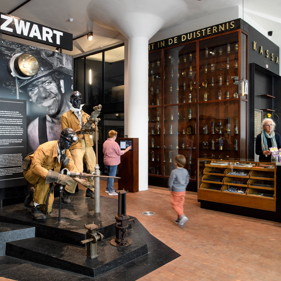 Welkomsthal in het Nederlands Mijnmuseum in Heerlen, waar poppen van oud-mijnwerkers staan.
