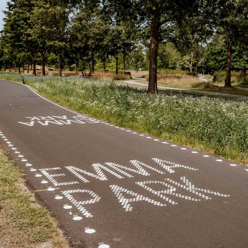 De naam van het Emma park met dots gegraveerd op het wegdek van de Parkstadroute. 