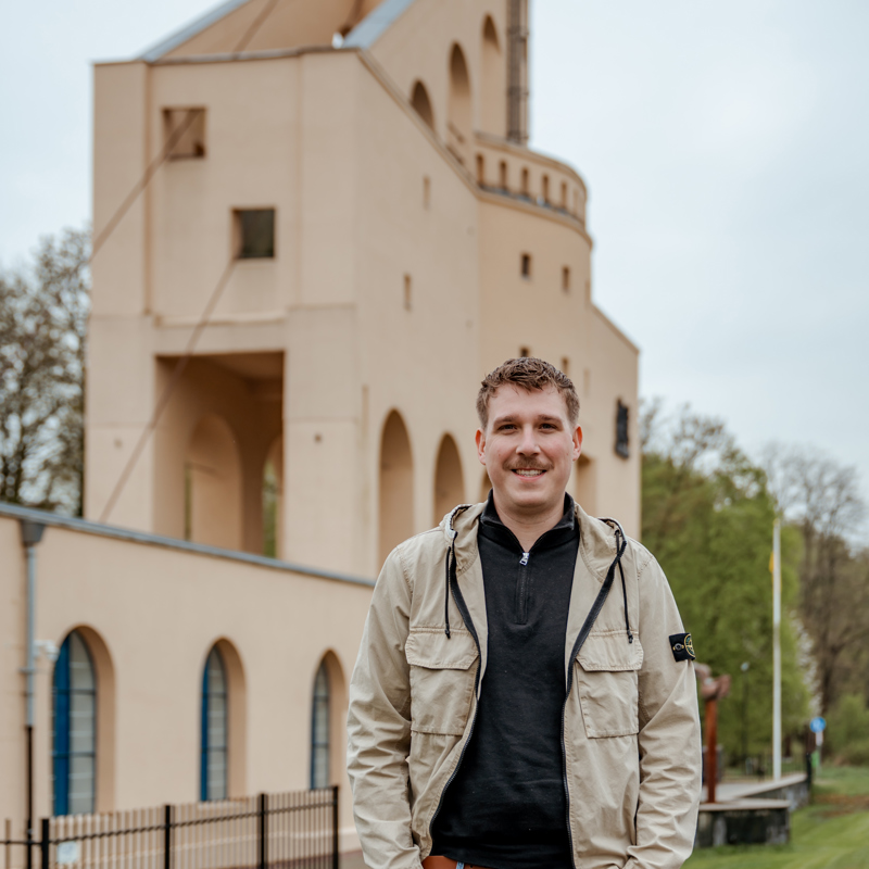 Thies poseert voor Schacht Nulland, een oude schacht uit de mijntijd.
