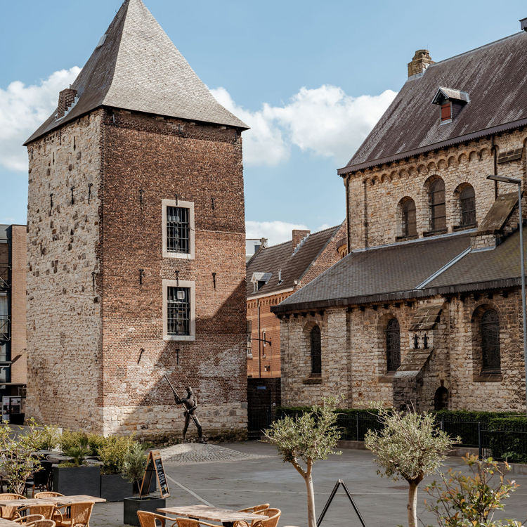 Schelmentoren in Heerlen met op de voorgrond een terras met boompjes