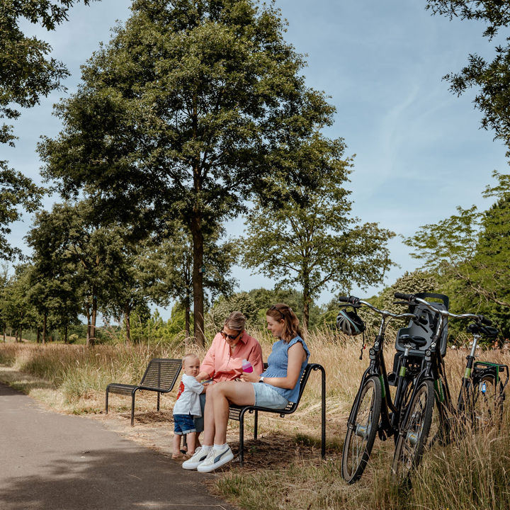 Twee vriendinnen rusten uit op een bankje in het Emmapark in Brunssum.